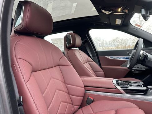 Used 2025 BMW 760i xDrive image 26