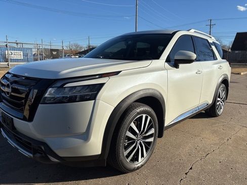 Used 2024 Nissan Pathfinder Platinum w/ Cargo Package image 3