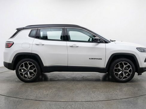 Used 2025 Jeep Compass Limited image 9