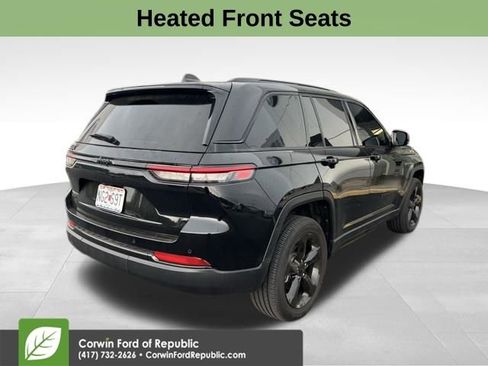 Used 2025 Jeep Grand Cherokee Altitude AWD/4WD image 8