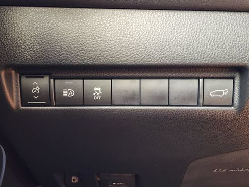 Used 2021 Toyota Venza LE AWD/4WD image 34