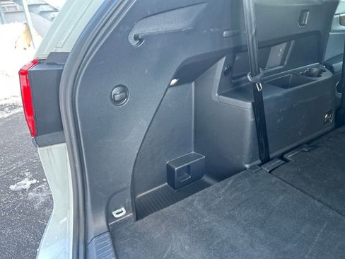 Used 2025 Volkswagen Atlas SE image 24