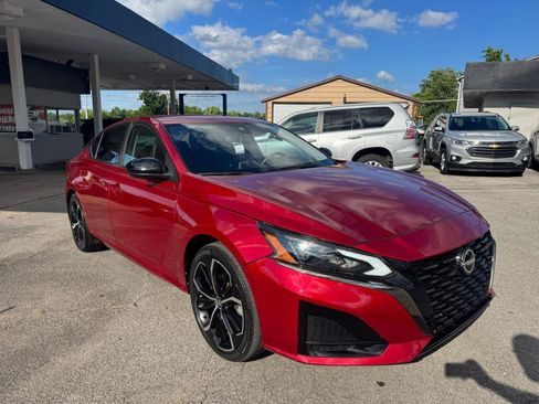 Used 2024 Nissan Altima 2.5 SR FWD image 3