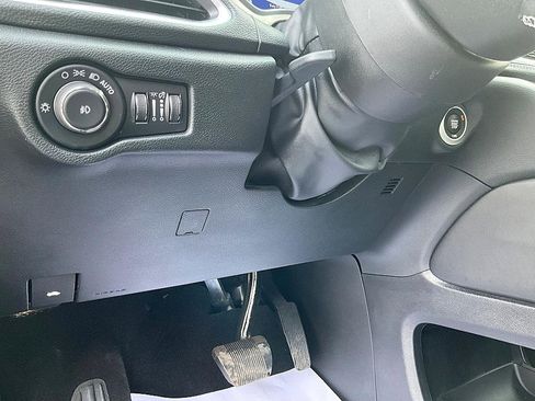 Used 2024 Chrysler Pacifica Limited w/ S Appearance Package image 18