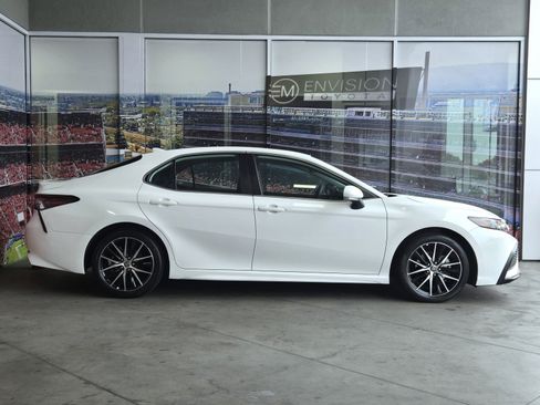 Certified 2021 Toyota Camry SE image 4