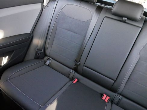 Used 2024 Volkswagen Taos SE w/ Panoramic Sunroof Package image 12