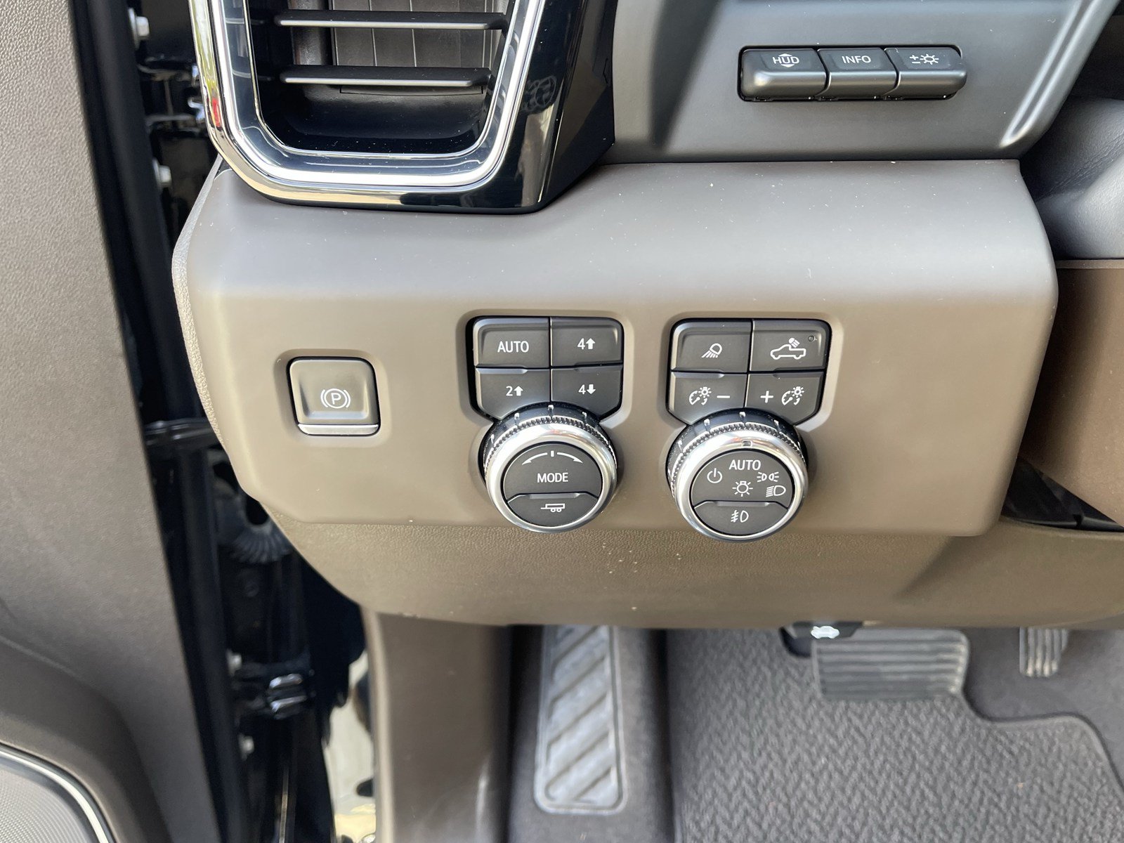 Used 2024 GMC Sierra 1500 Denali w/ Technology Package AWD/4WD image 23