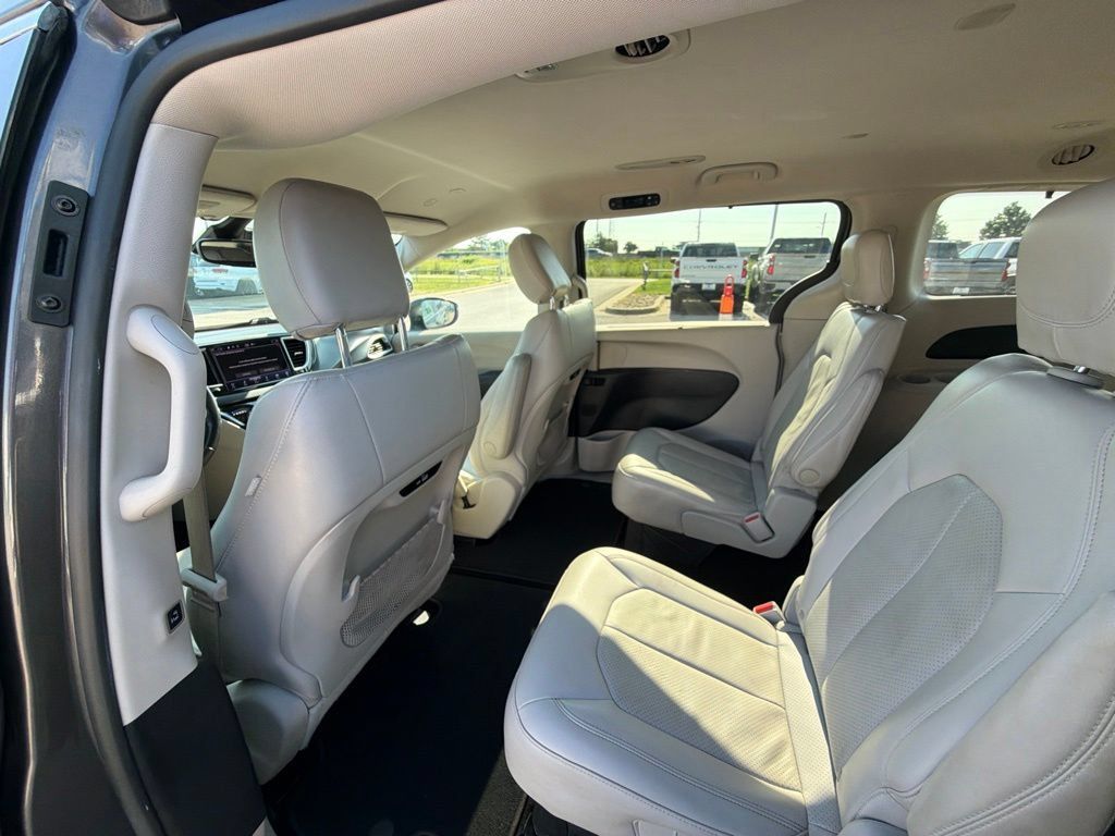 Used 2021 Chrysler Pacifica Touring-L FWD image 17
