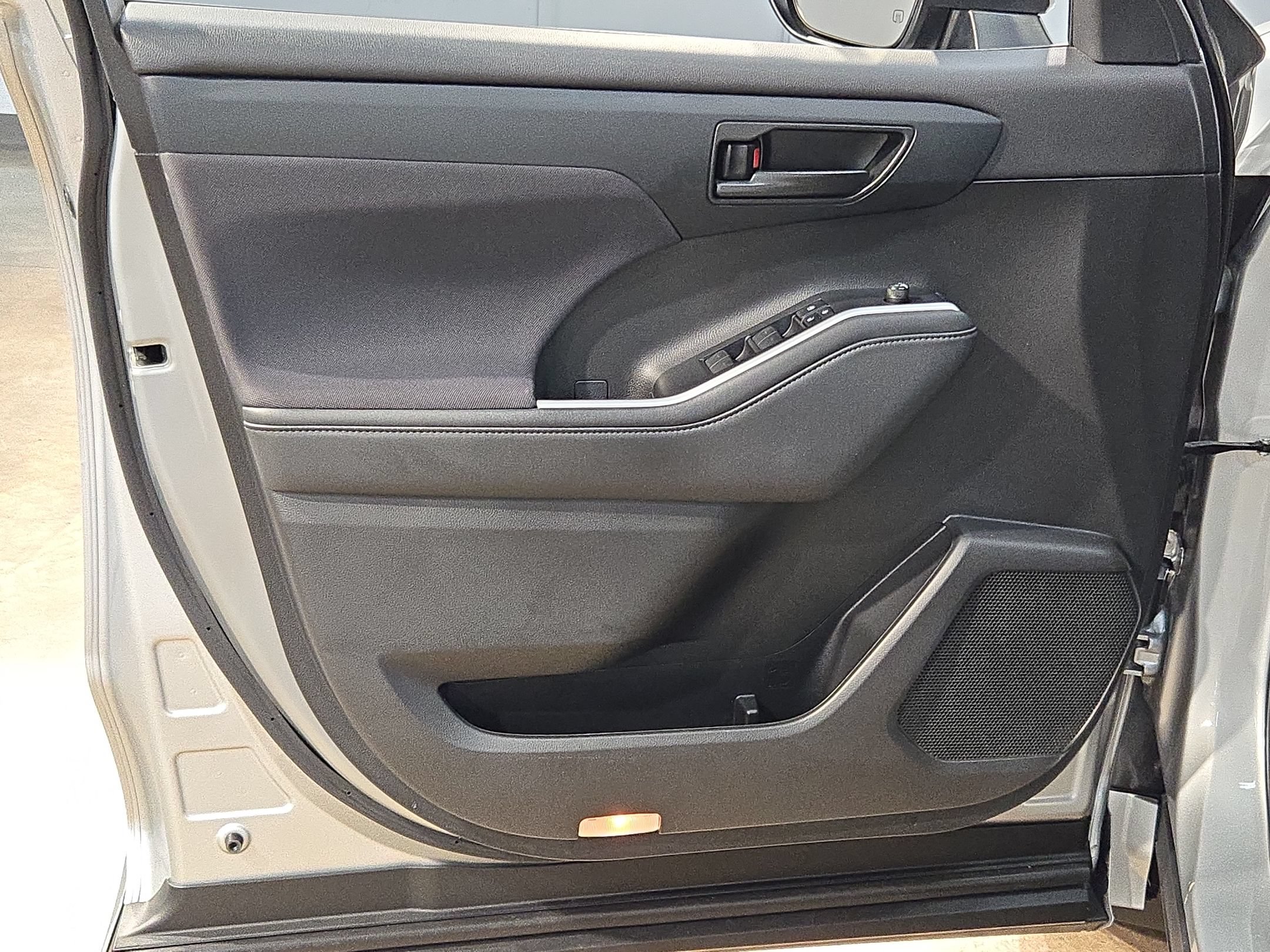 Used 2021 Toyota Highlander L FWD image 35