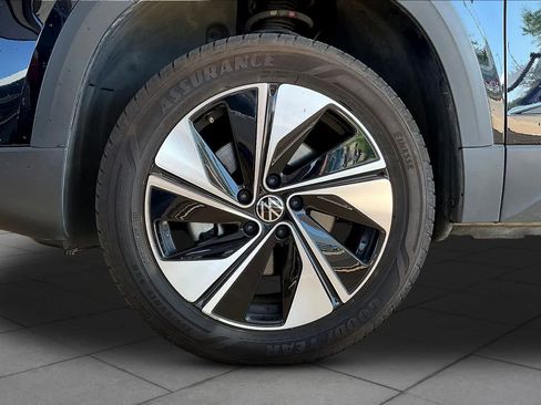 Used 2025 Volkswagen Taos SE AWD/4WD image 12