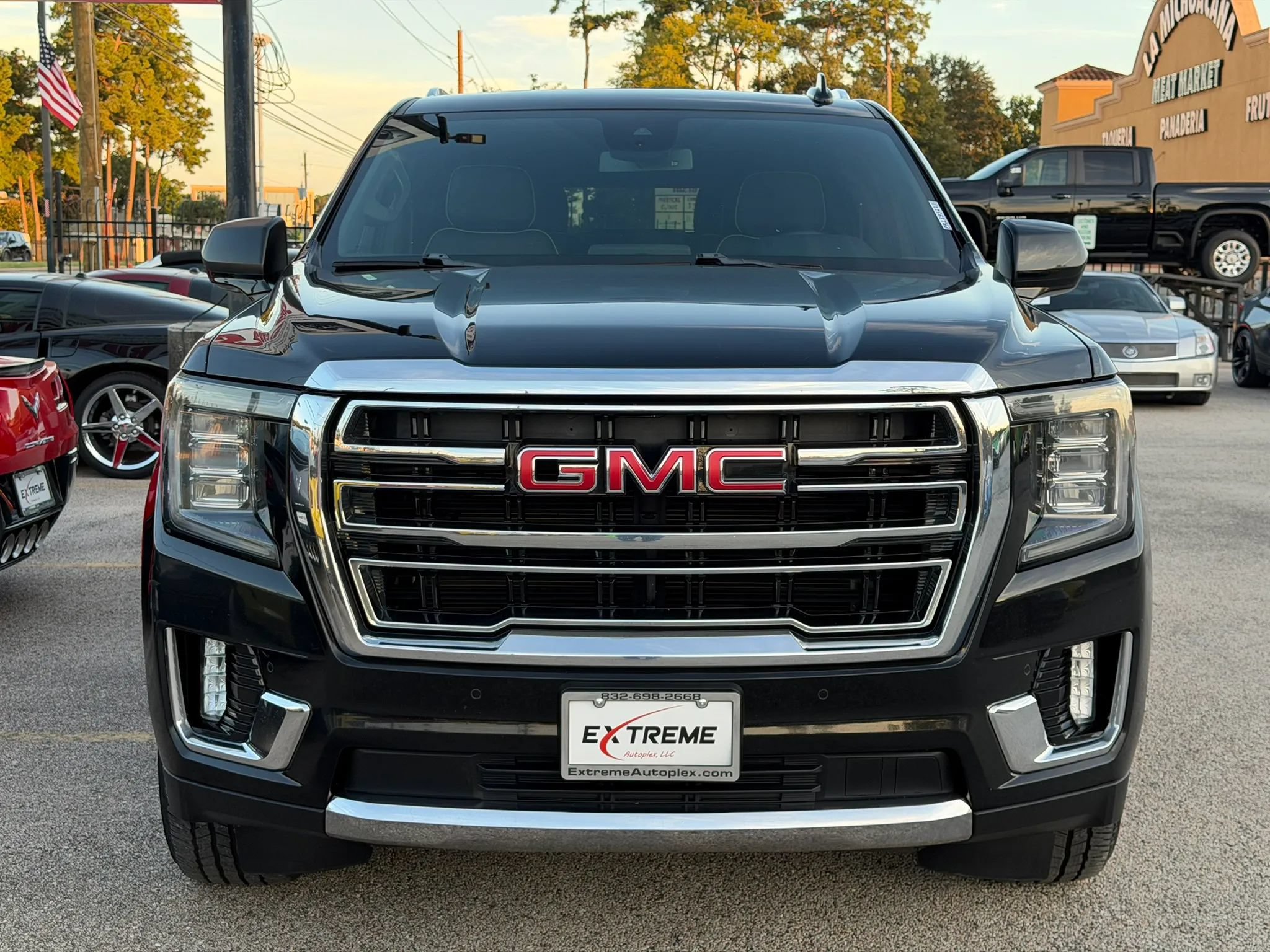 Used 2023 GMC Yukon XL SLT AWD/4WD image 2