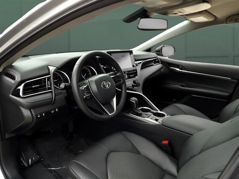 Used 2024 Toyota Camry XLE image 13