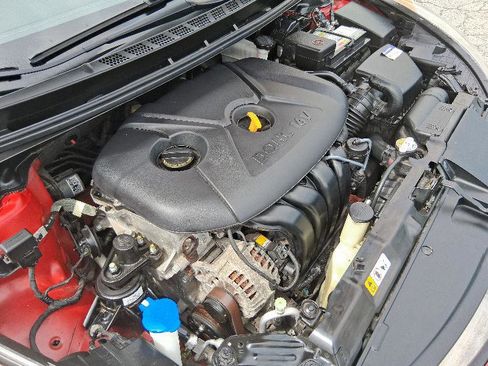 Used 2013 Hyundai Elantra image 28