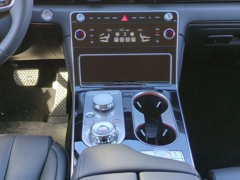 Certified 2025 Genesis GV80 2.5T Standard AWD/4WD image 16