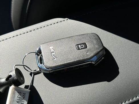 Used 2025 Kia Niro SX Touring image 36