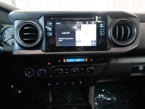 Used 2016 Toyota Tacoma TRD Sport w/ Premium & Technology Package image 17