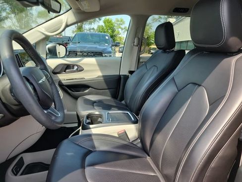 Used 2023 Chrysler Pacifica Touring-L AWD/4WD image 6