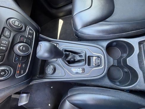 Used 2019 Jeep Cherokee Latitude Plus AWD/4WD image 33