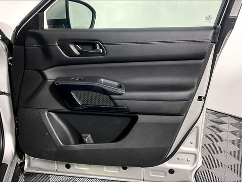 Used 2025 Nissan Pathfinder SV FWD image 24