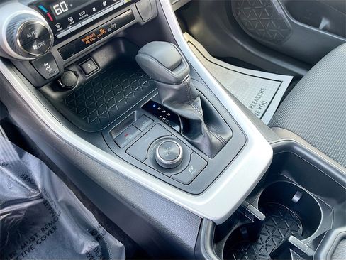 Used 2022 Toyota RAV4 LE image 16