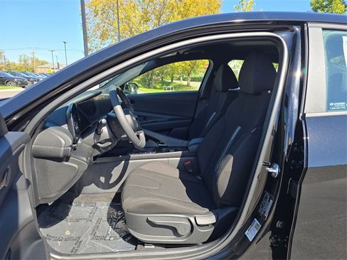 New 2025 Hyundai Elantra SEL image 11