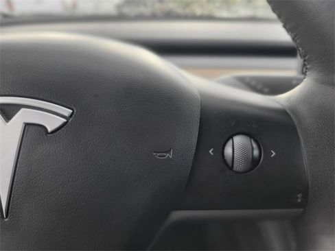 Used 2023 Tesla Model 3 Standard Range image 23