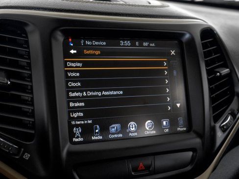 Used 2016 Jeep Cherokee Latitude w/ Cold Weather Group AWD/4WD image 32