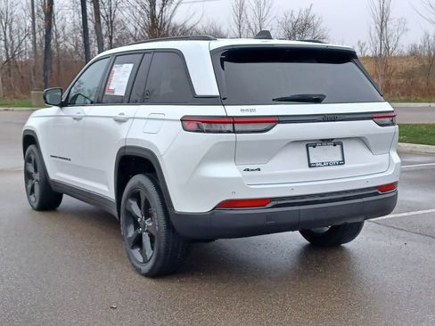 Used 2023 Jeep Grand Cherokee Altitude AWD/4WD image 3