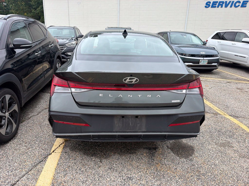 Used 2024 Hyundai Elantra Blue FWD image 3