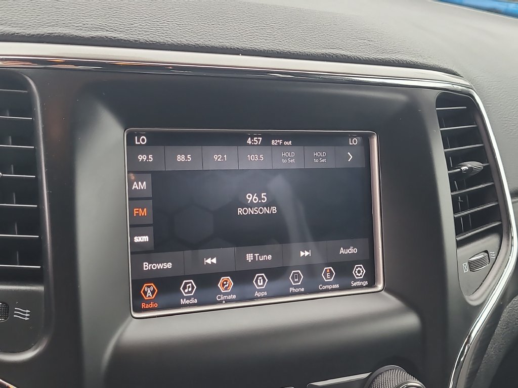 Used 2020 Jeep Grand Cherokee Laredo AWD/4WD image 23
