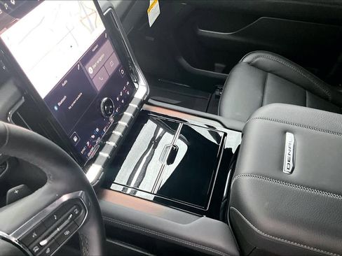 Used 2026 GMC Yukon Denali AWD/4WD image 17