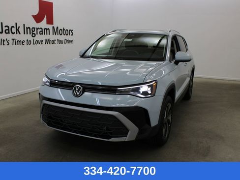 Certified 2025 Volkswagen Taos SE w/ Panoramic Sunroof Package image 1