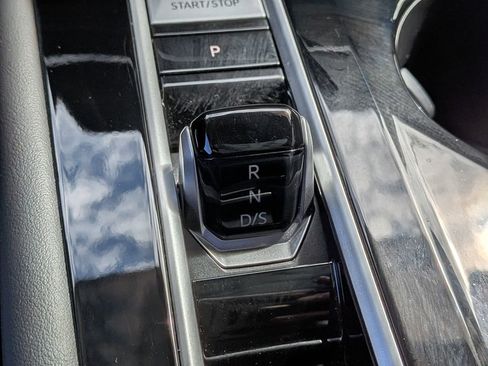 Used 2025 Volkswagen Atlas SE image 23