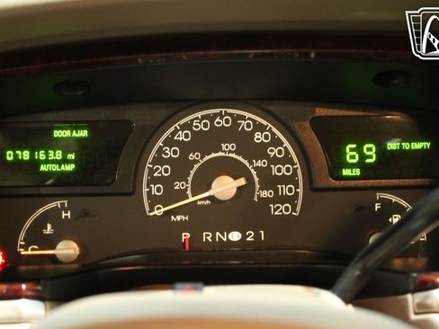 Used 2003 Lincoln Town Car Executive image 24