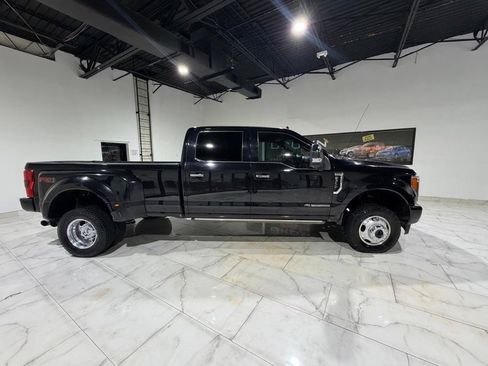 Used 2019 Ford F350 Platinum w/ Platinum Ultimate Package AWD/4WD image 4