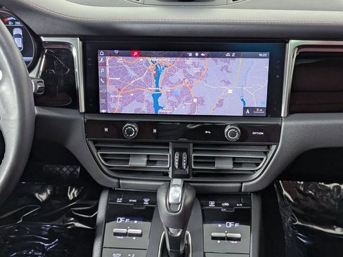 Used 2024 Porsche Macan Base image 29