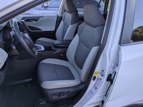 Certified 2022 Toyota RAV4 XLE image 7