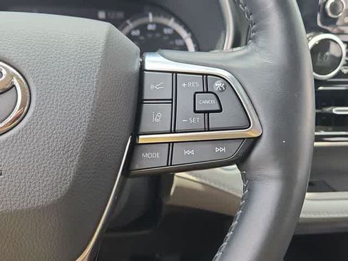 Used 2021 Toyota Highlander Limited FWD image 24