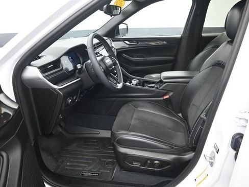 Used 2023 Jeep Grand Cherokee Altitude AWD/4WD image 9