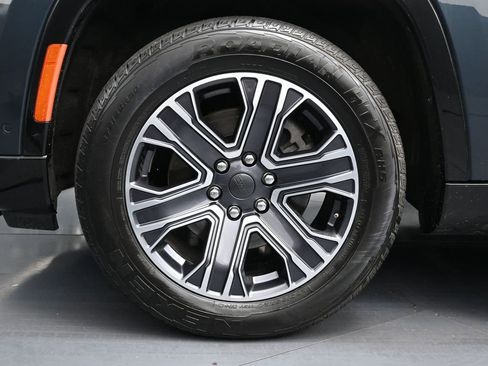 Used 2024 Jeep Wagoneer Series II w/ Flexible Seating Group image 9