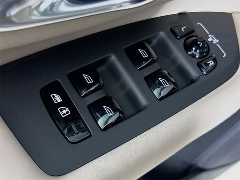 Certified 2025 Volvo XC90 B5 Core w/ Protection Package Premier image 18