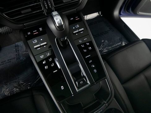 Certified 2026 Porsche Macan AWD/4WD image 29
