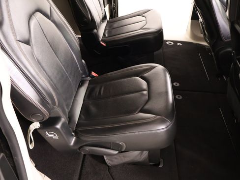 Used 2017 Chrysler Pacifica Touring-L Plus w/ Advanced Safetytec Group FWD image 16