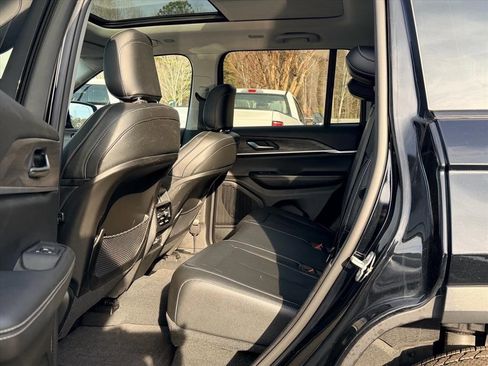 Used 2023 Jeep Grand Cherokee Limited image 13