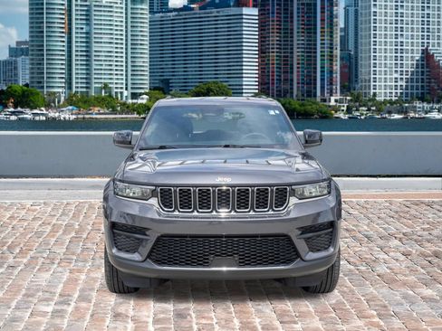 Used 2025 Jeep Grand Cherokee Laredo w/ Luxury Tech Group I RWD image 2