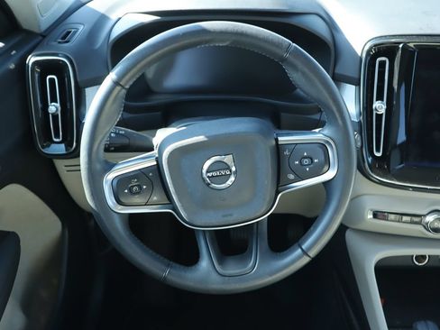 Used 2021 Volvo XC40 T5 Momentum w/ Premium Package AWD/4WD image 6