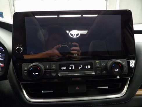 Used 2025 Toyota Grand Highlander AWD image 13