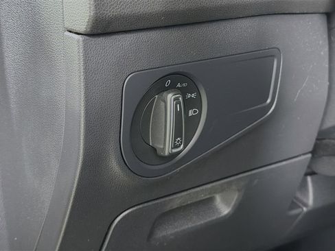 Used 2021 Volkswagen Tiguan SE image 12