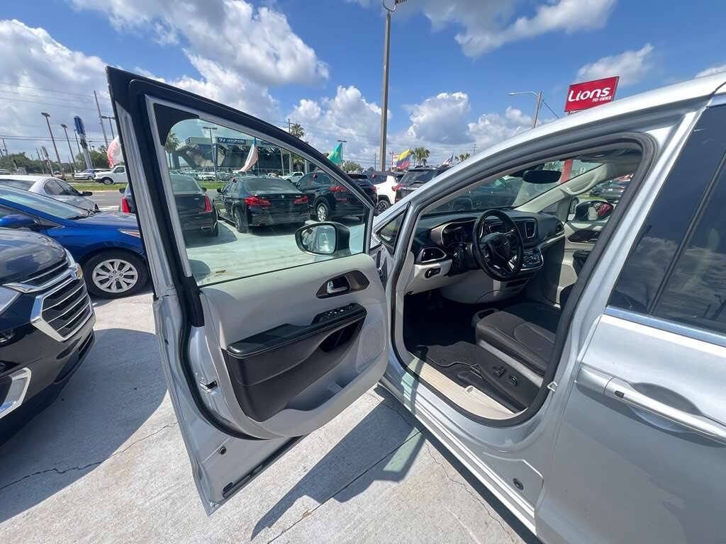 Used 2023 Chrysler Voyager LX FWD image 4