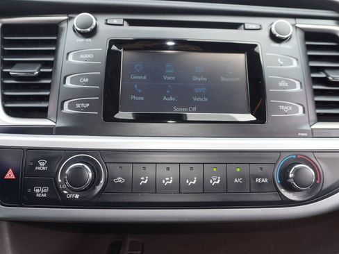 Used 2019 Toyota Highlander LE FWD image 16